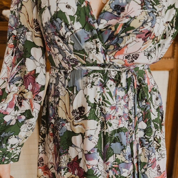 Beautiful floral long sleeve midi wrap dress - Picture 13 of 15